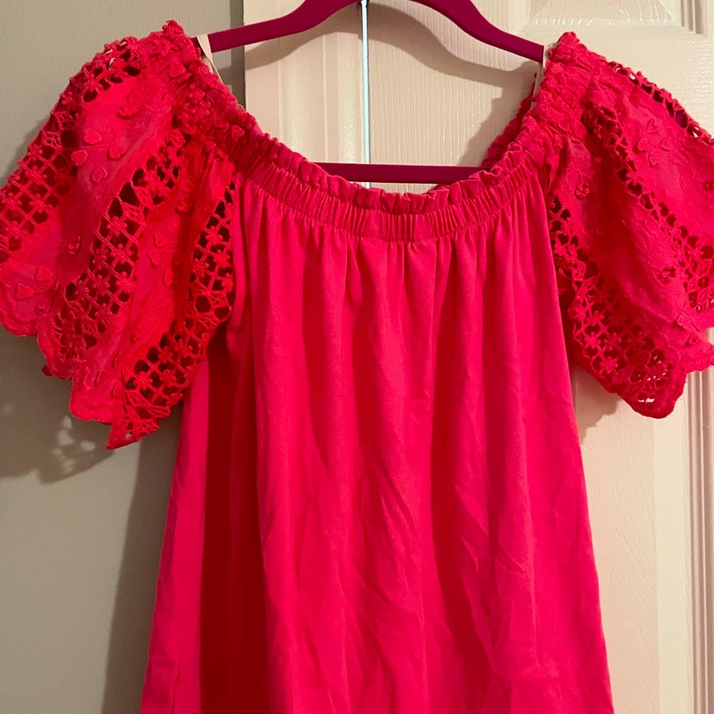 Fun Lilly Pulitzer short sleeved shirt that can be worn on or off shoulders!